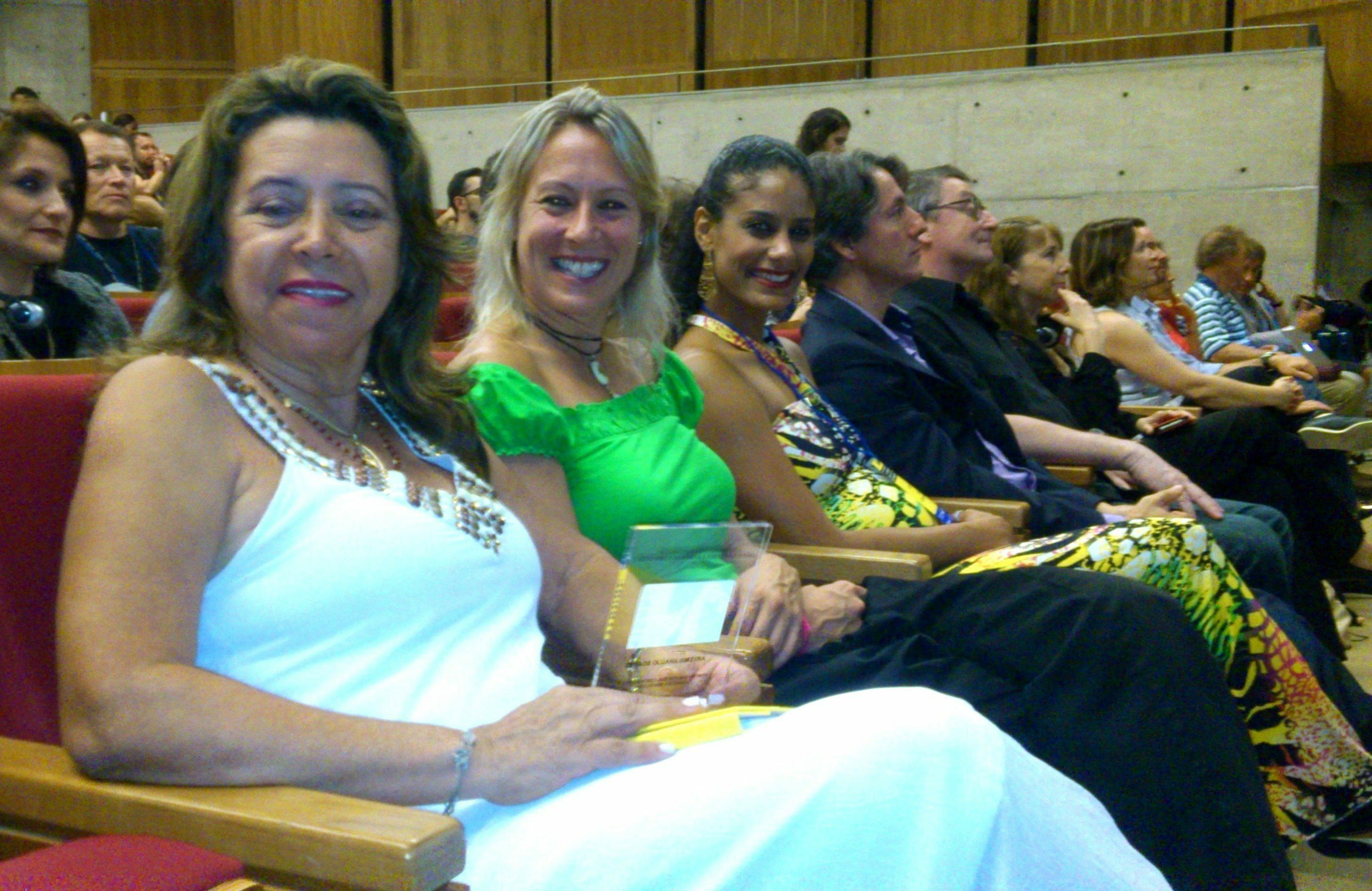 Professora Artemis Soares, com a homenagem em mãos